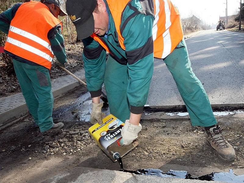 Pracovníci Technických služeb v Jablonci nad Nisou začali opravovat povrch vozovek zničený uplynulou zimou.