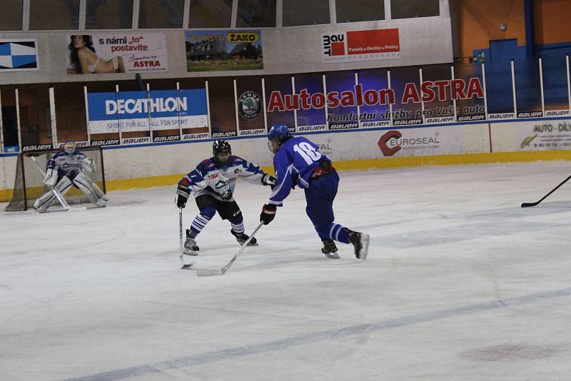 Hokejová liga staršího dorostu HC Vlci - Kralupy n. Vltavou 4:2. Vlci v bílých dresech.