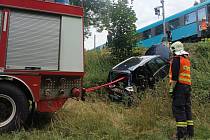 Ke srážce vlaku s osobním autem došlo v neděli odpoledne na přejezdu v Libštátu na Semilsku.