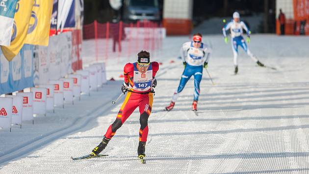 Závod v klasickém lyžování, Volkswagen Bedřichovská 30, odstartoval 16. února v Bedřichově na Jablonecku Jizerskou padesátku. Hlavní závod zařazený do seriálu dálkových běhů Ski Classics se pojede 18. února 2018. Na vlevo je Jakub Gräf.