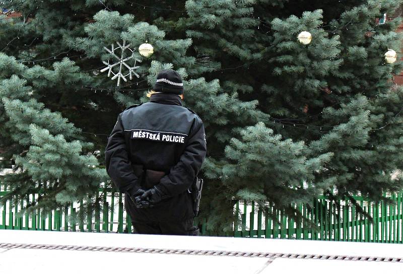 Kvůli nakloněnému kmenu vánoční jedle na Mírovém náměstí se vedení radnice rozhodlo o odstranění stromu kvůli bezpečnosti. Ráno zde začínají Vánoční trhy.