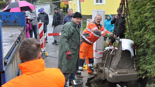 Podstavec byl na křižovatce ulic Maxe Švabinského a Ladova vyzvednut na začátku května. 