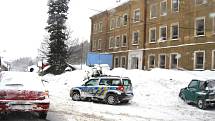 V Libereckém kraji stále hustě sněží. Tradičně v takových situacích mají problém řidiči na silnici z Tanvaldu do Harrachova v úseku stoupání z Desné do Kořenova. Uvíznou tu kamiony jedoucí k hraničnímu přechodu. 