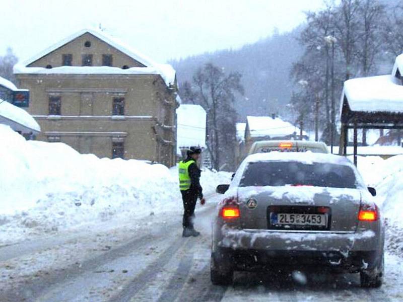 V Libereckém kraji stále hustě sněží. Tradičně v takových situacích mají problém řidiči na silnici z Tanvaldu do Harrachova v úseku stoupání z Desné do Kořenova. Uvíznou tu kamiony jedoucí k hraničnímu přechodu. 