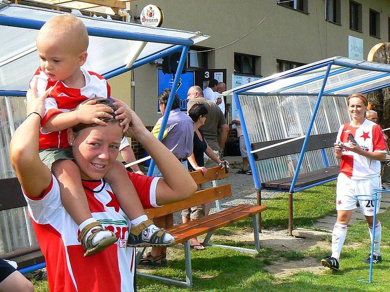 Fotbalový klub Zásada oslavoval 90 let své existence. V přátelském utkání se v sobotu střetly ženy SK Slavia a sružstvem žen z Malé Skály s výsledkem 14:0. Slávistky vyhrály tak vysoko zřejmě i díky utajenému "vetřelci" mužského pokolení.