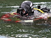 Potápěči jablonecké společnosti Snakesub loví kolo, na kterém chlapec skákal z pontonů na jablonecké přehradě. Ilustrační foto
