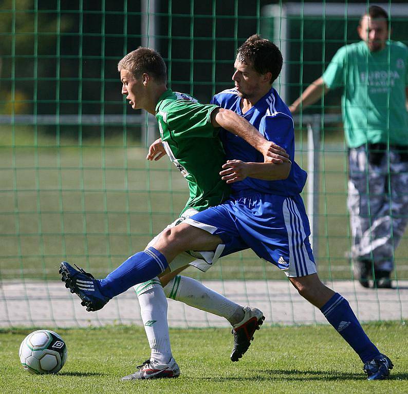 Fotbalisté Baumitu Jablonec B porazili v domácím utkání Trutnov (v modrém) 4:0.