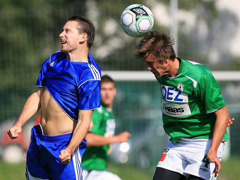 Fotbalisté Baumitu Jablonec B porazili v domácím utkání Trutnov (v modrém) 4:0.