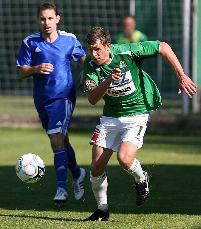 Fotbalisté Baumitu Jablonec B porazili v domácím utkání Trutnov (v modrém) 4:0.