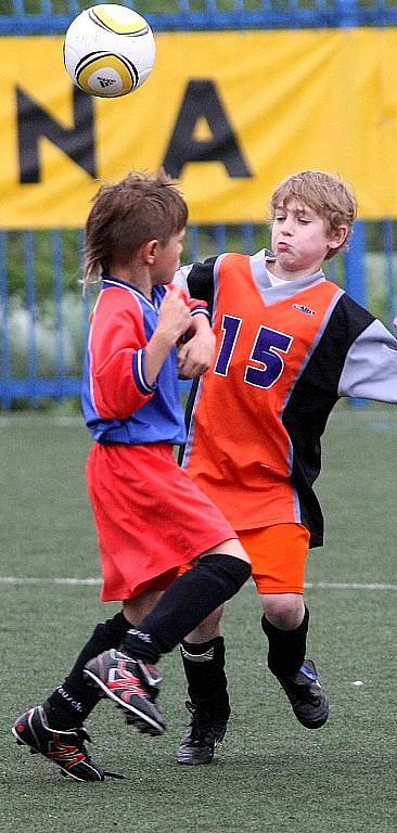 Na hřišti U Nisy odehráli v pátek mladší žáci finále krajského kola McDonald Cup. ZŠ a ZUŠ Frýdlant (šedé rukávy) vs ZŠ Košťálov.