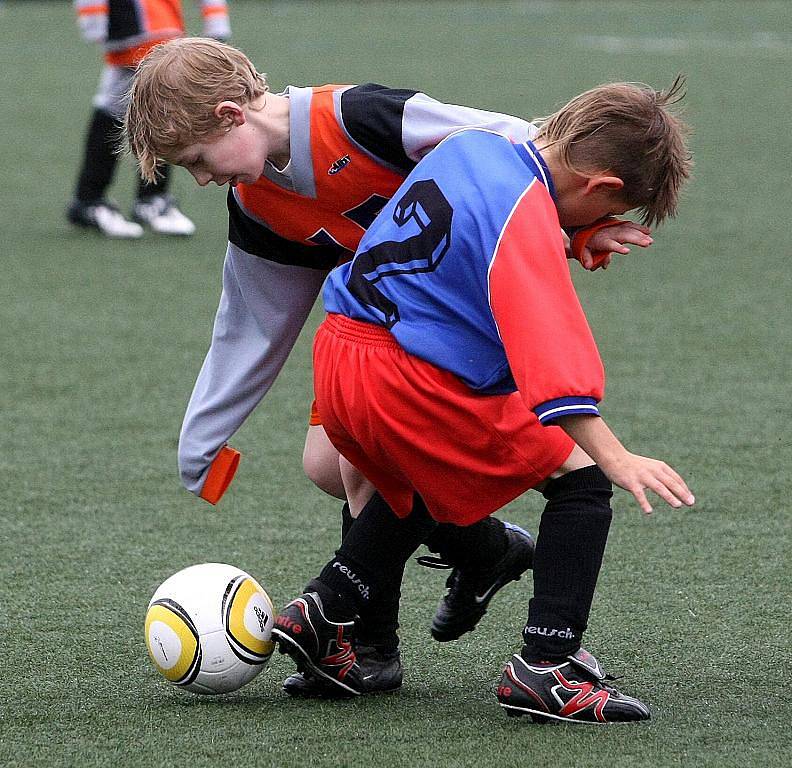 Na hřišti U Nisy odehráli v pátek mladší žáci finále krajského kola McDonald Cup. ZŠ a ZUŠ Frýdlant (šedé rukávy) vs ZŠ Košťálov.