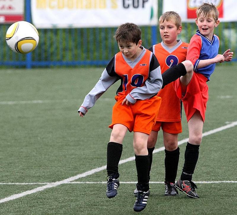 Na hřišti U Nisy odehráli v pátek mladší žáci finále krajského kola McDonald Cup. ZŠ a ZUŠ Frýdlant (šedé rukávy) vs ZŠ Košťálov.