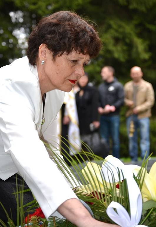 Pietní setkání u příležitosti 70. výročí skončení 2. světové války u památníku v Rýnovicích. 