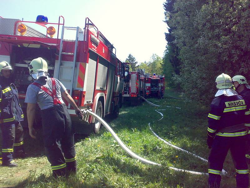 V sobotu 2. května odpoledne hořel les na Rádle. Vedle profesionálních hasičů z Jablonce se na likvidaci požáru podílely také jednotky  SDH Rádlo a SDH  Proseč nad Nisou. 