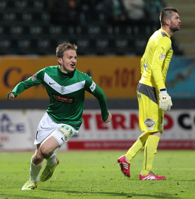 Jablonec doma remizoval s Plzní 2:2. Tím Sparta získala definitivně mistrovský titul. Na snímku se raduje ze své druhé branky Jan Kopic z Jablonce. Za ním stojí brankář Plzně Matúš Kozáčik.