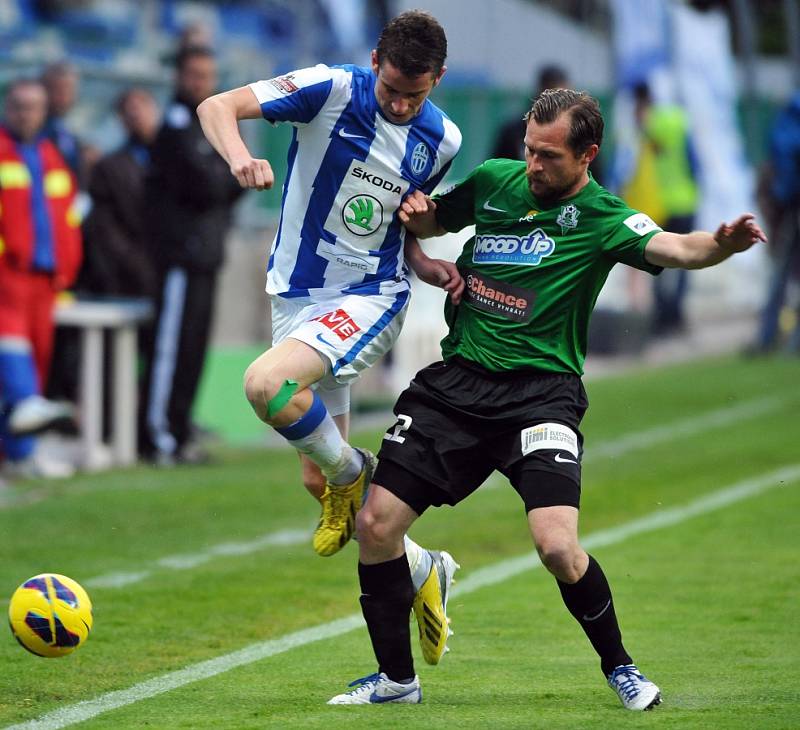 Fotbalisté Jablonce remizovali v Mladé Boleslavi 1:1. Na snímku Ondřej Zahustel z Mladé Boleslavi (vlevo) v souboji s Tomášem Čížkem z Jablonce.