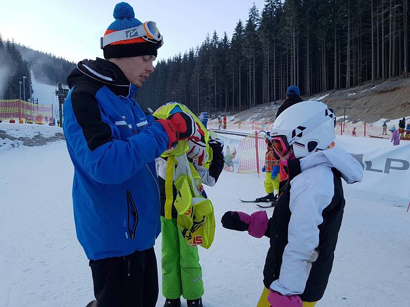 Skiareál Tanvaldský Špičák i díky technickému sněhu nabízí optimální podmínky pro lyžování na všech čtyřech sjezdovkách. Funguje lyžařská škola i půjčovna.