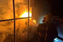 U nočního požáru pily na Jablonecku zasahovalo 8 hasičských jednotek.