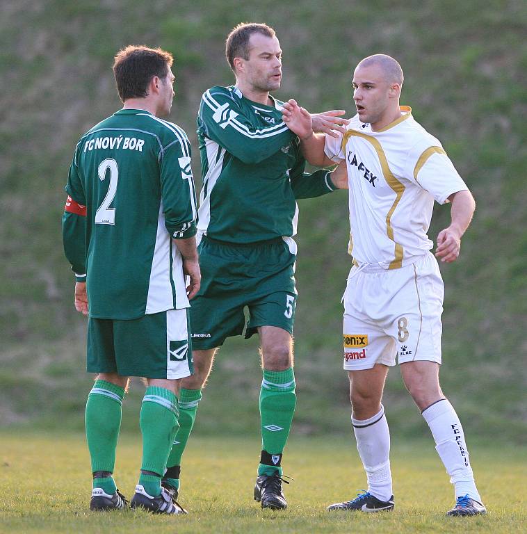 Fotbalisté Pěnčína (v bílém) prohráli na domácím hřišti s Novým Borem 2:1.