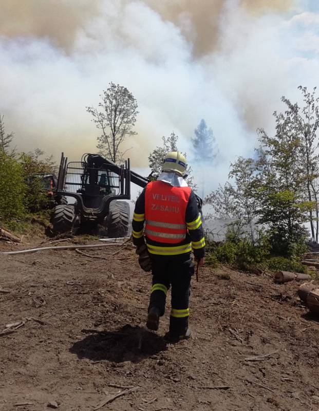 Hasiči bojují s požárem lesa na Malé Skále.
