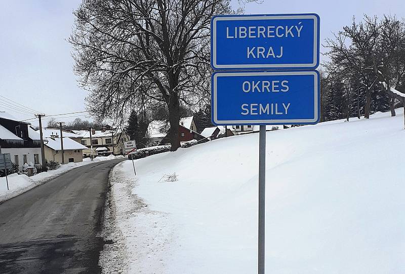 Horní Branná, obec, za jejímiž posledními domy leží okres Trutnov. Ten o půlnoci ze čtvrtka 11. února na pátek 12. února rozhodnutím vlády vstoupí do izolace.