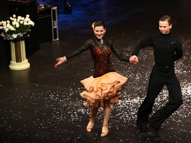 7. Reprezentační ples Městského divadla Jablonec. Předtančení TOPDANCE Štěpán Procházka a Anne Jägerová.