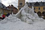 V Jilemnici stojí opět obří sněhový Krakonoš. V sobotu jej dokončil výtvarník Josef Dufek (na snímku) se dvěma pomocníky. Oblíbenou turistickou atrakci staví už od roku 1997.