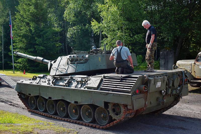 Nadšenci sdružení v Muzeu obrněné techniky dovezli do svého areálu tank Leopard 1 A5.