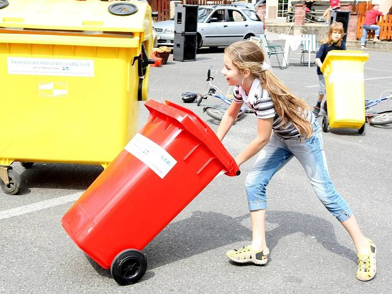 Areál Tomových parků stojí u přehrady v jabloneckém Mšeně. V programu k akci soutěžily děti v ekologickém trojboji. Proběhla také módní přehlídka ve stylu třídění odpadů.