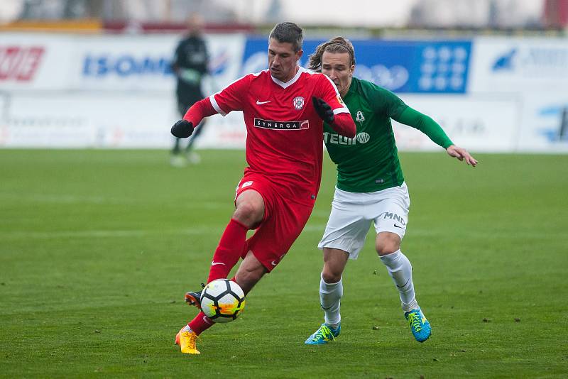 Zápas 13. kola první fotbalové ligy mezi týmy FK Jablonec a FC Zbrojovka Brno se odehrál 5. listopadu na stadionu Střelnice v Jablonci nad Nisou. Na snímku zleva Tomáš Pilík a Matěj Hanousek.