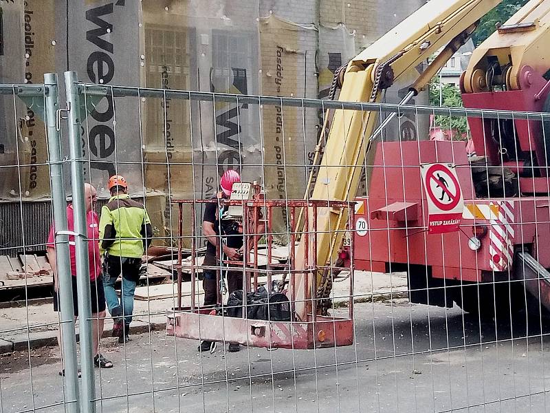 Vilu u autobusového nádraží už rozebírají.