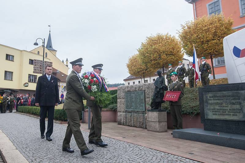 Oslava 100. výročí narození plk. Františka Truhláře, válečného hrdiny, československého letce a střelce i stíhače britské RAF, proběhla 21. října v Lomnici nad Popelkou. U Truhlářova pomníku proběhl pietní akt s přeletem letounů JAS-39C Gripen Vzdušných s