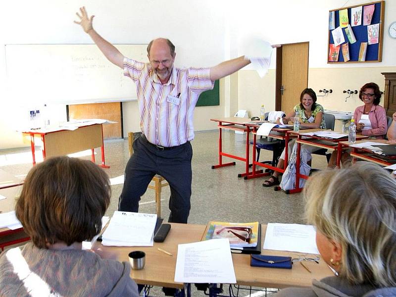 Rozvoj jazykové gramotnosti se nazývá projekt Gymnázia Dr. Randy. Učitelé z Jablonecka a Liberecka zasedli do školních lavic a vyučují se jazyku anglickému, francouzskému a italskému.