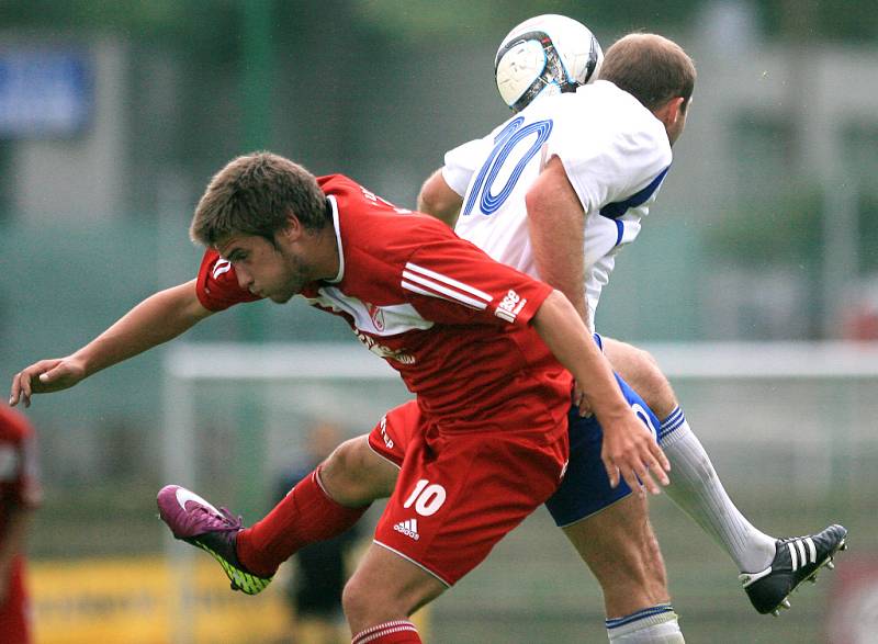 Jiskra Mšeno porazila v domácím utkání Nový Bydžov (v bílém) 2:0.