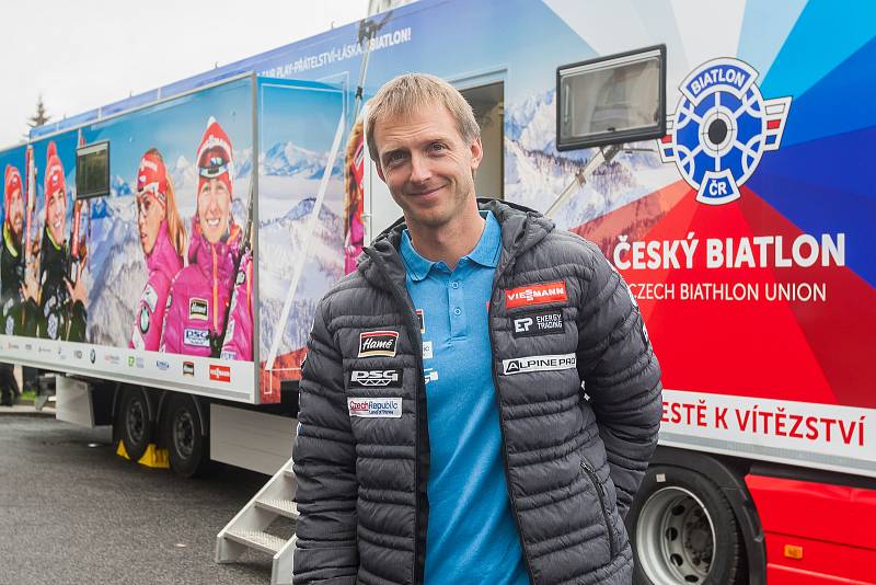 Čeští biatlonisté představili 7. listopadu v Jablonci nad Nisou zbrusu nový servisní kamion. Na snímku je hlavní trenér české biatlonové reprezentace, Ondřej Rybář.