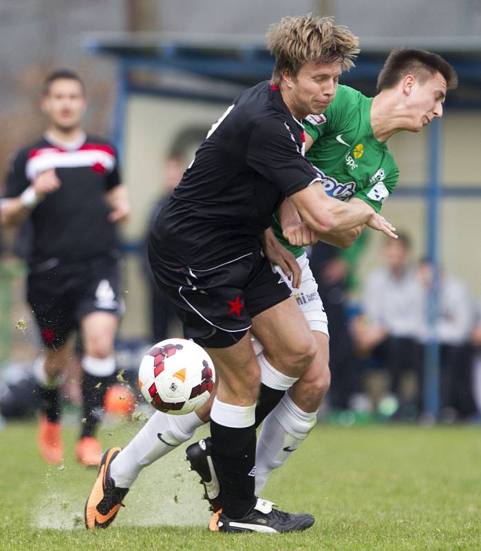 Juniorka Baumitu porazila Slavii Praha 3:1. Na snímku je Ondřej Bejbl ze Slavie a Vojtěch Gebert z Jablonce.