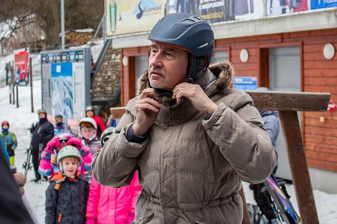 Andrej Babiš navštívil 1. března 2017 Harrachov a Rokytnici nad Jizerou, zavítal do vybraných obchodů se sportovním vybavením a do lyžařského areálu. Návštěva proběhla při příležitosti zahájení druhé vlny EET pro maloobchod a velkoobchod.