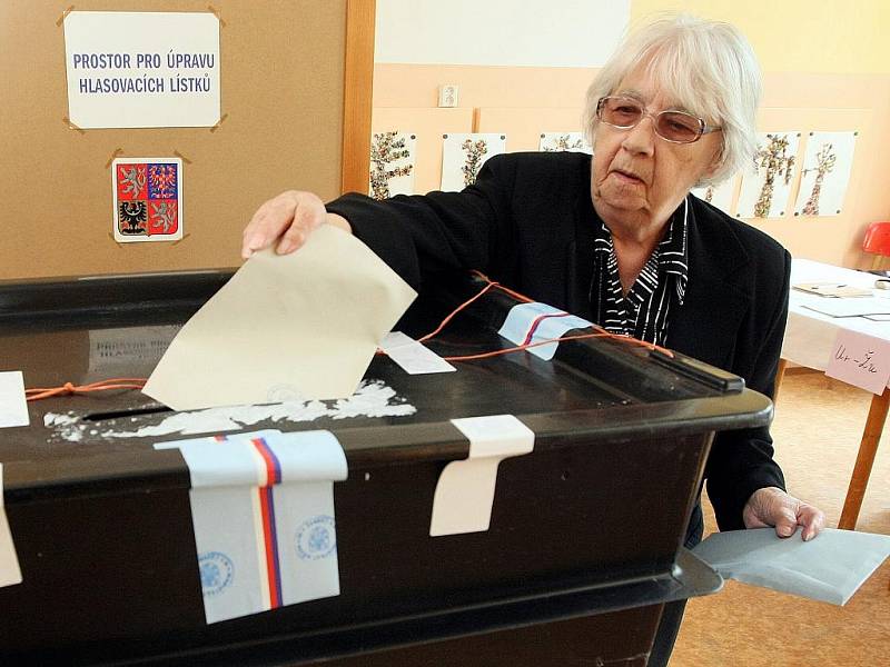 Vollby do Poslanecké sněmovny Parlamentu ČR na místech v Libereckém kraji. Do volební síně přišla také 88letá paní Eliška Guschlová.