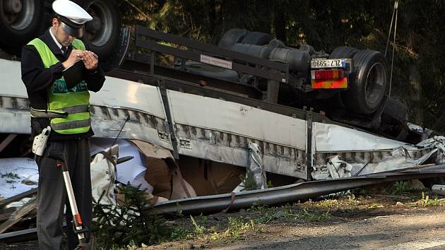 Na silnici mezi Železným Brodem a Tanvaldem se opět převrátil kamion v prudkých zatáčkách. Na tomto úseku to není ojedinělý typ nehody. Řidič kamionu byl ve voze zaklíněn více jak dvě hodiny, než se k němu záchranáři prostříhali.