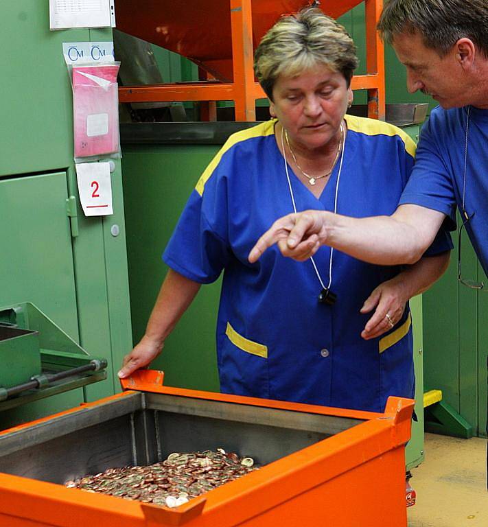 Jablonec je mincovním městem pro Českou republiku. Razí zde oběživo pro ČNB a také její pamětní stříbrné a zlaté mince. Česká Mincovna sama emituje pamětní medaile z drahých kovů, razí oběživo pro jiné státy. Od 1.8.2009 se stává a. s. Česká Mincovna.