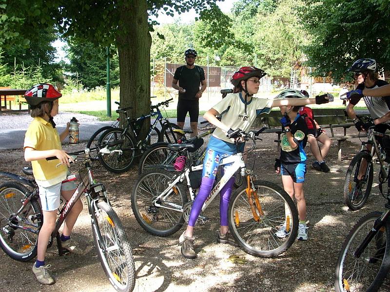 Ze základního tábora na Pecce u Nové Paky jezdily děti s Cyklotáborem Vikýř na hvězdicové výlety. Celkem najely 430 kilometrů.