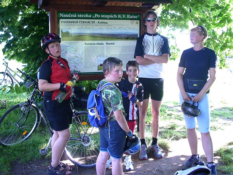 Ze základního tábora na Pecce u Nové Paky jezdily děti s Cyklotáborem Vikýř na hvězdicové výlety. Celkem najely 430 kilometrů.