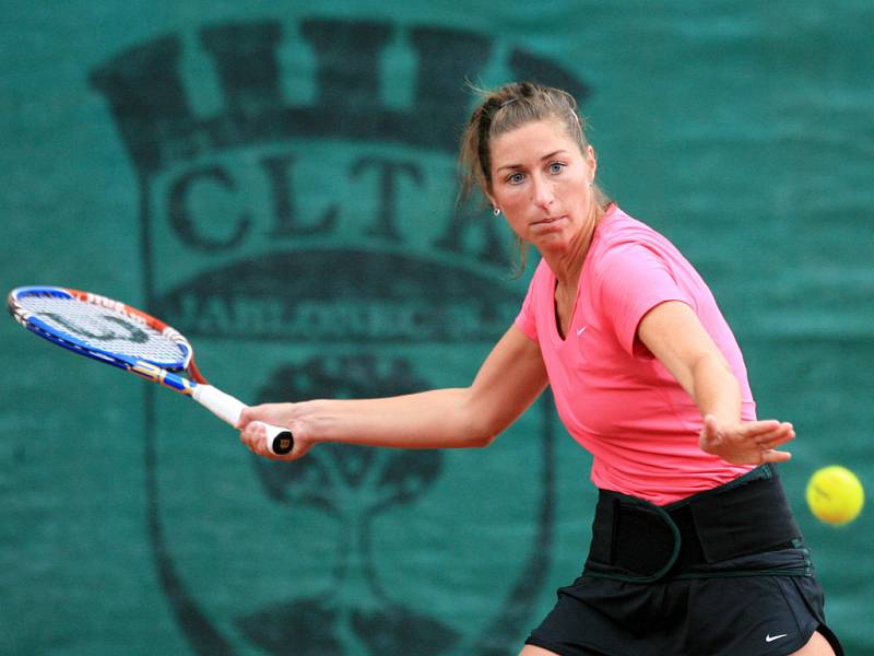 Mezinárodní tenisový turnaj žen Jablonec Cup 2012 měl na programu pokračování 1. kola. Na snímku Simona Dobrá z České republiky.