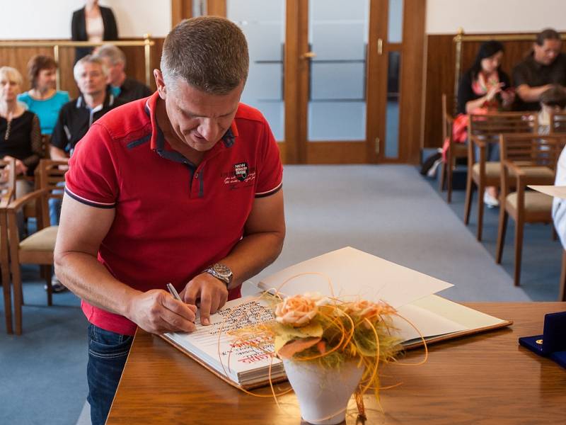 Předávání Zlatých křížů a Zlatých medailí Dr. Janského na jablonecké radnici.