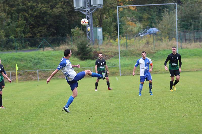 I. B třída. Východsousedské derby Smržovka - Lučany 2:2. Smržovka bílomodré dresy.