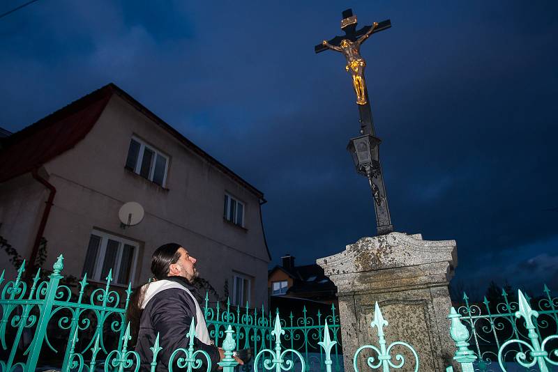 Farář Karel Koláček při žehnání opravenému kříži v ulici Čs. armády v Jablonci nad Nisou, které se uskutečnilo 8. prosince. Zároveň proběhl v Domě česko-německého porozumění trh drobných radostí, odeslání přání Ježíškovi a sousedské setkání. Program byl z