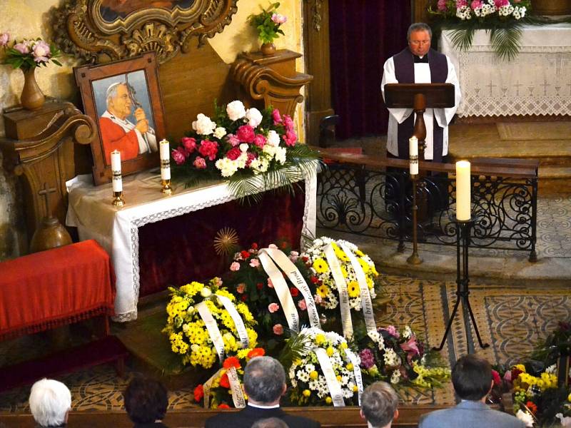 Poslední rozloučení s akademickou malířkou Ivanou Houserovou v kostele sv. Josefa na Krásné.