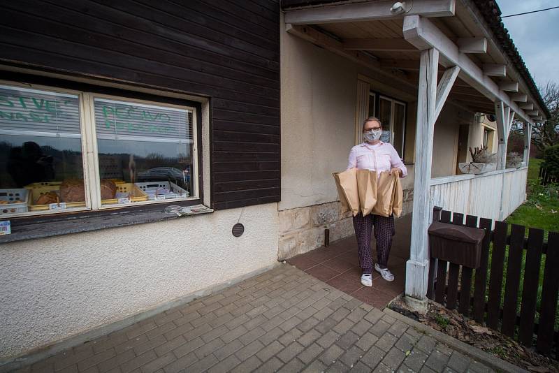 Dobrovolníci zásobili Polikliniku Železný Brod, místní obchody, roušky rozdávají i dalším potřebným.