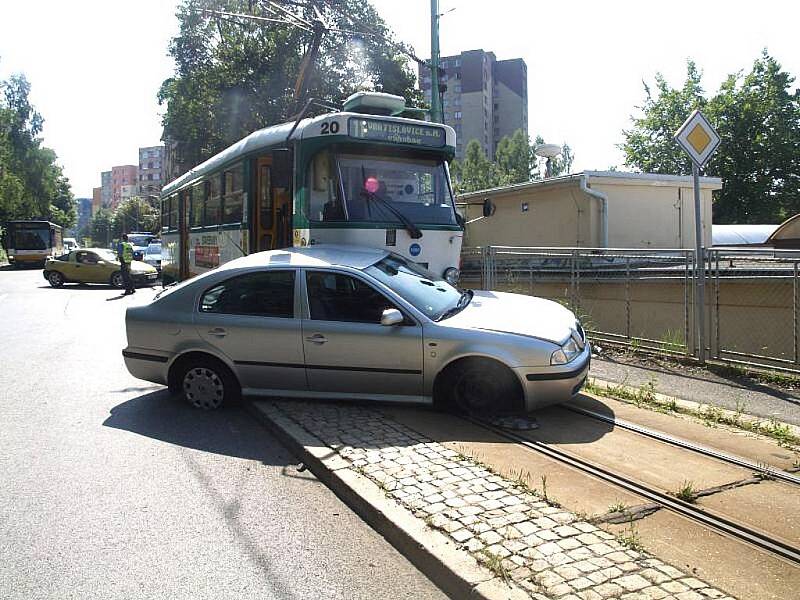 V pondělí hodinu před polednem došlo ke střetu tramvaje č. 11 na ulici Liberecká s motorovým vozidlem. Řidič stříbrné Octavie s jabloneckou SPZ projíždějící tramvaji nedal přednost. 