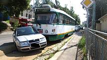 V pondělí hodinu před polednem došlo ke střetu tramvaje č. 11 na ulici Liberecká s motorovým vozidlem. Řidič stříbrné Octavie s jabloneckou SPZ projíždějící tramvaji nedal přednost. 